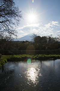太陽と富士山のフリー写真素材