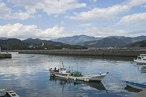 海と漁船のフリー写真素材