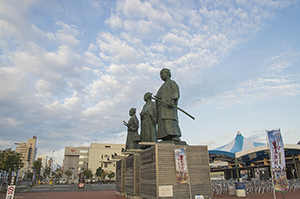 高知駅前の３志士像のフリー写真素材