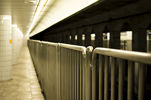 東京メトロ半蔵門線表参道駅ホームのフリー写真素材