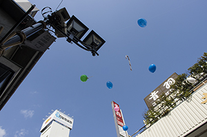 お堀端通り商店街に飛ぶ風船のフリー写真素材