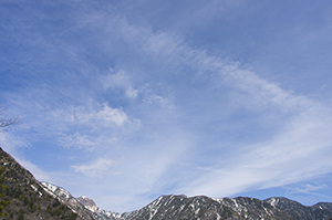 青空と山のフリー写真素材