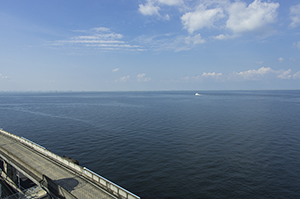 海ほたるから見える東京湾と高速道路のフリー写真素材
