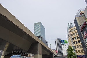 渋谷のビルと首都高のフリー写真素材