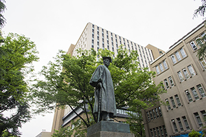 早稲田大学の大隈重信像のフリー写真素材