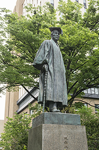 早稲田大学の大隈重信像のフリー写真素材