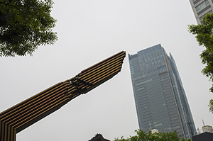 乃木公園から見えるビルのフリー写真素材
