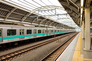 経堂駅ホームに停まるE233系電車のフリー写真素材