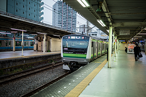 東神奈川駅に止まる横浜線のフリー写真素材