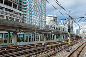 東京駅ホームから見える線路のフリー写真素材