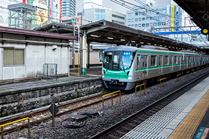 柏駅に止まる東京メトロ千代田線16000のフリー写真素材