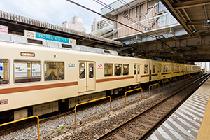 松戸駅に止まる新京成電鉄8800型のフリー写真素材