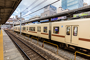 松戸駅に止まる新京成電鉄8800型のフリー写真素材