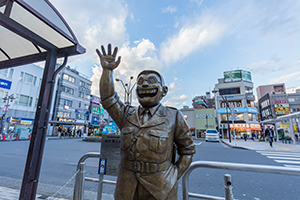 JR亀有駅前の両津勘吉像のフリー写真素材