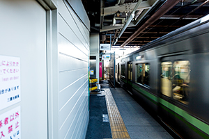 三鷹台駅を通り過ぎる京王井の頭線電車のフリー写真素材