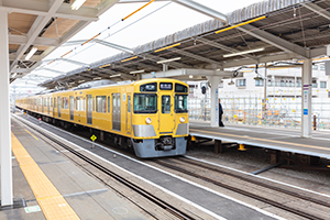 東村山駅に泊まる西武新宿線のフリー写真素材