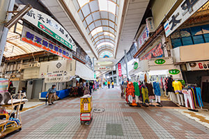 国際通り周辺の商店街(新天地市場本通り)のフリー写真素材