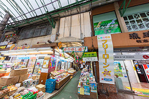 国際通り周辺の商店街(かりゆし通り)のフリー写真素材