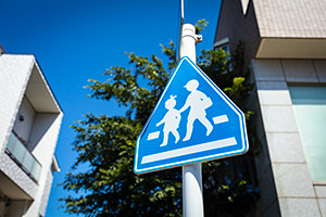 横断歩道の道路標識のフリー写真素材