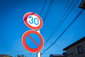 速度制限の道路標識のフリー写真素材